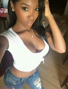 Cute ebony camgirl selfie