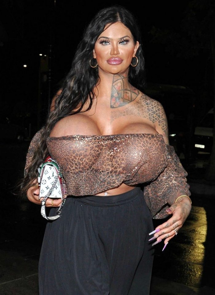Nicki Valentina Rose The model with the biggest breasts in Britain-02