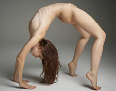 Flexible babe Tasha unveils her wonderful naked body