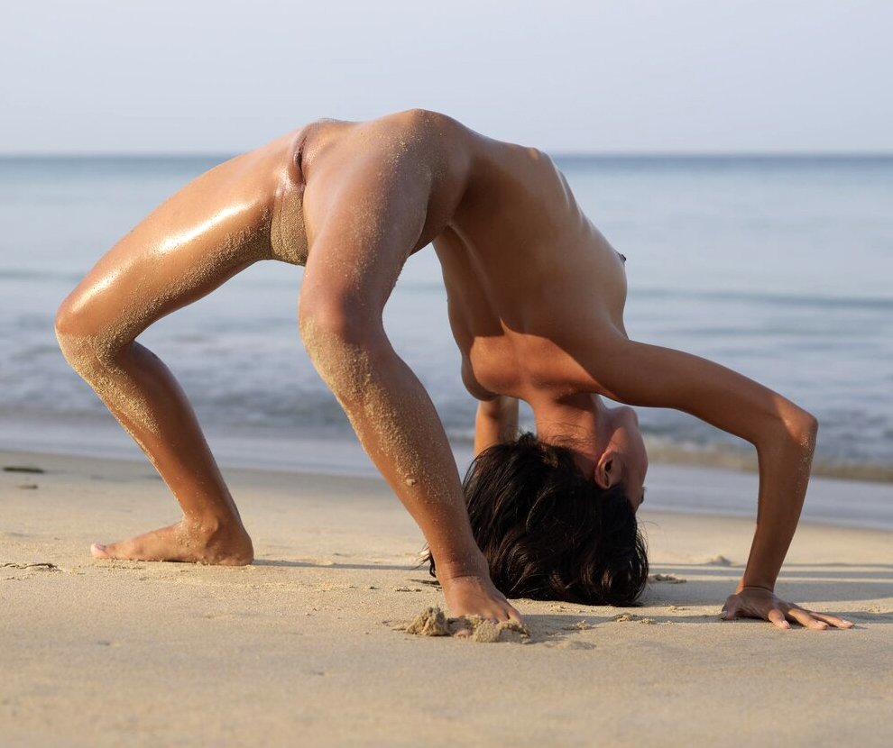 Flexible women show their pussies on the beach SexPin