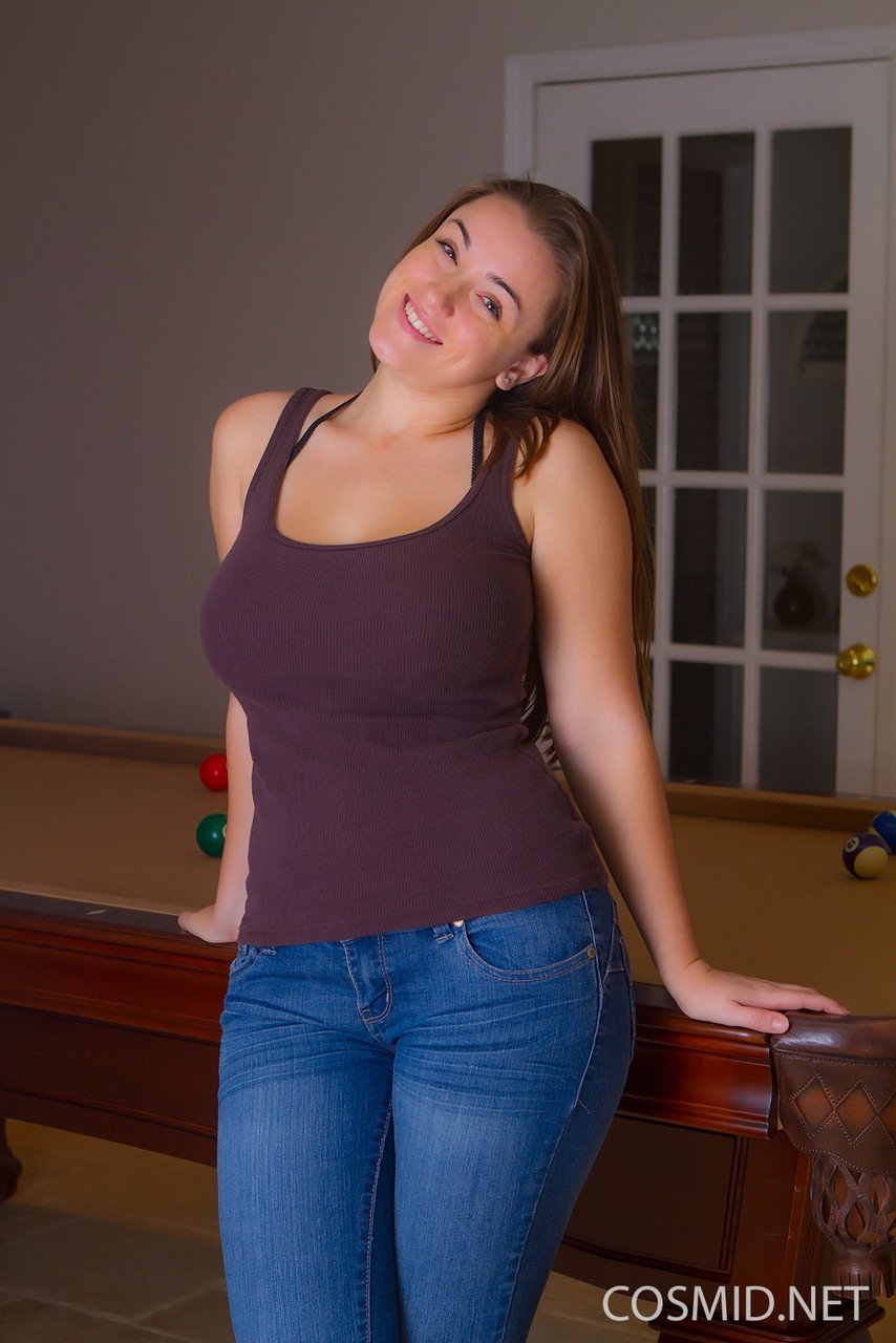 Curvy amateur Tiffany Cappotelli strips her jeans to pose bare bre ..