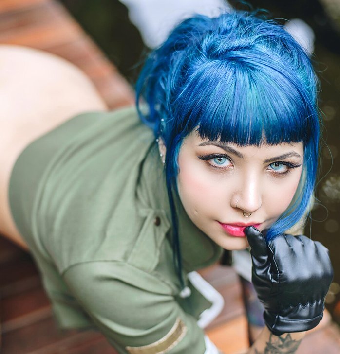 Busty blue haired gal Fla flaunts her sexy ass and tattoos outdoors
